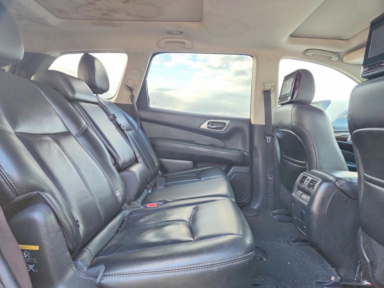 2016 Nissan Pathfinder sl