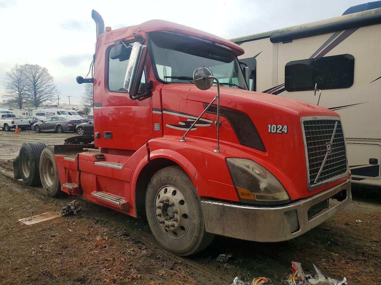 2010 Volvo VNL Semi Truck
