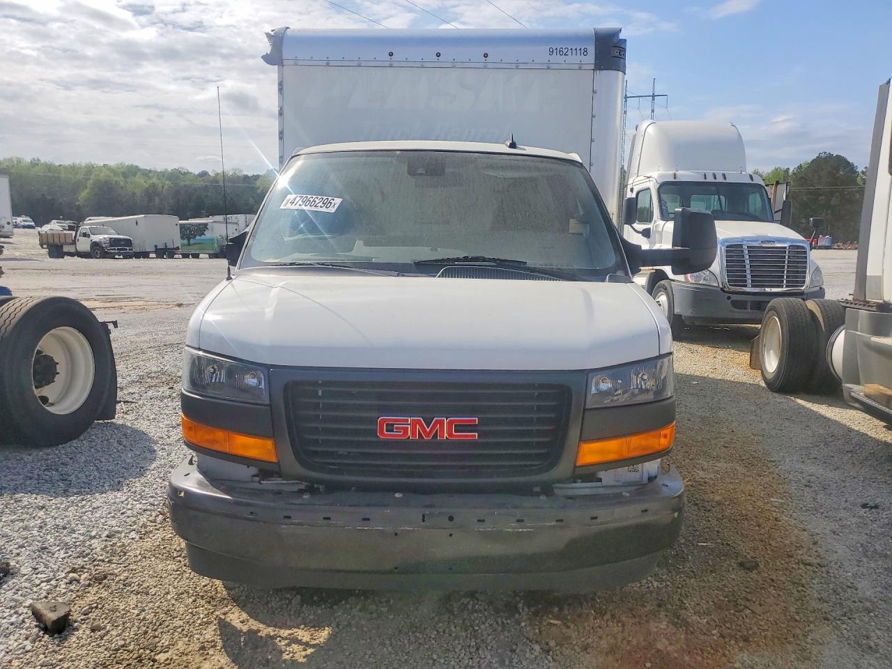 2021 GMC Savana BOX Truck