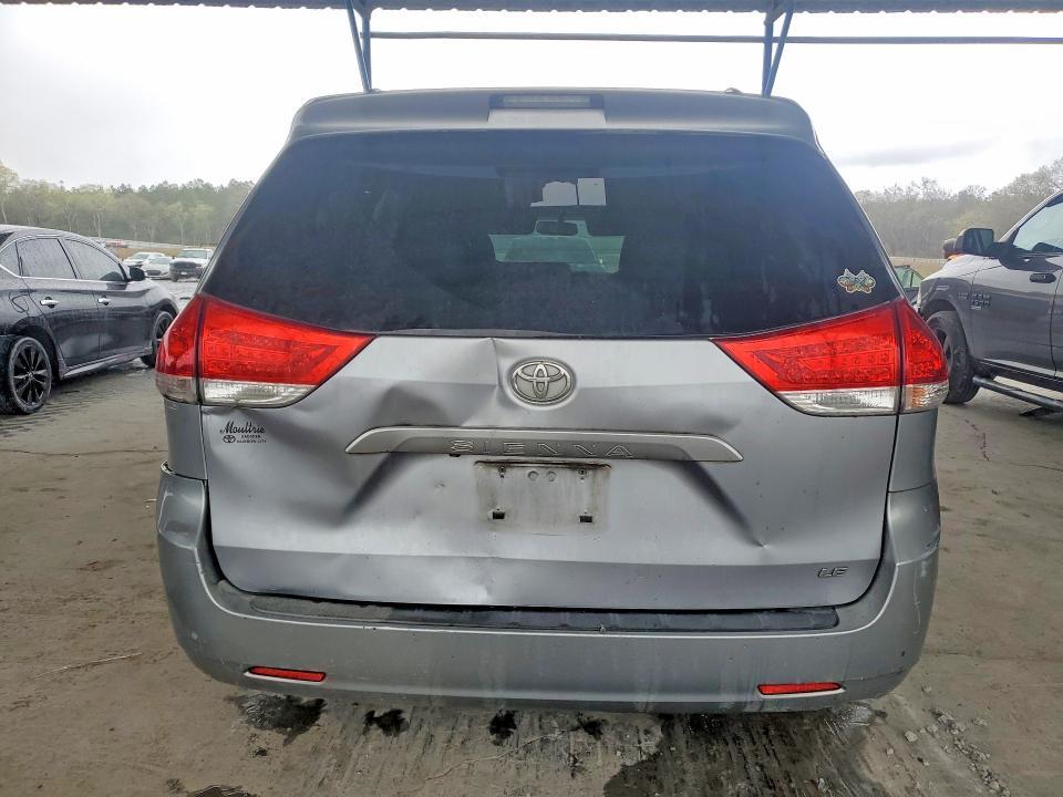 2012 Toyota Sienna le 8-passenger