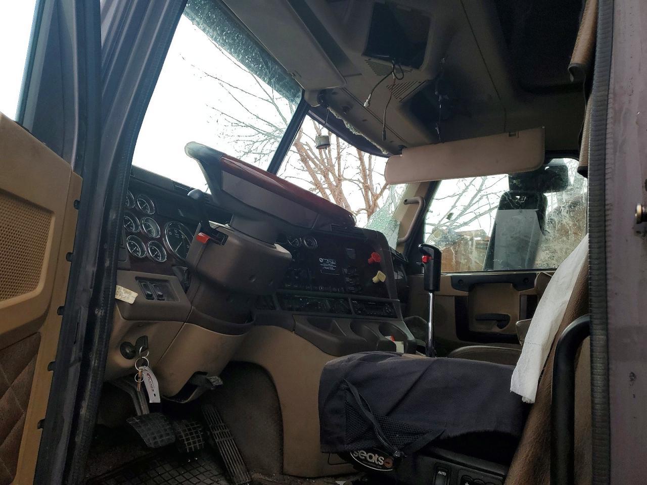 2013 Freightliner Coronado Semi Truck