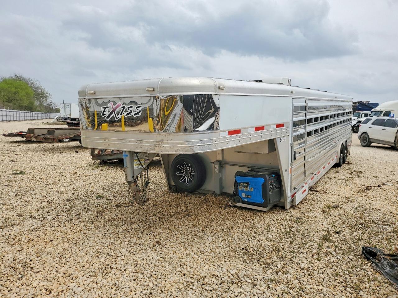 2018 Exxiss 2018 Universal Exiss Exhibitor 8028 Horse Trailer