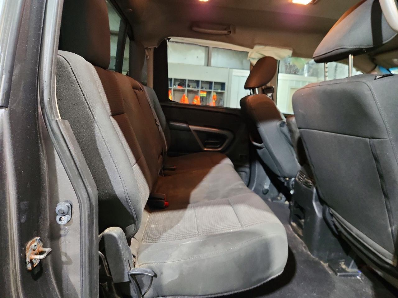 2015 Nissan Titan SV