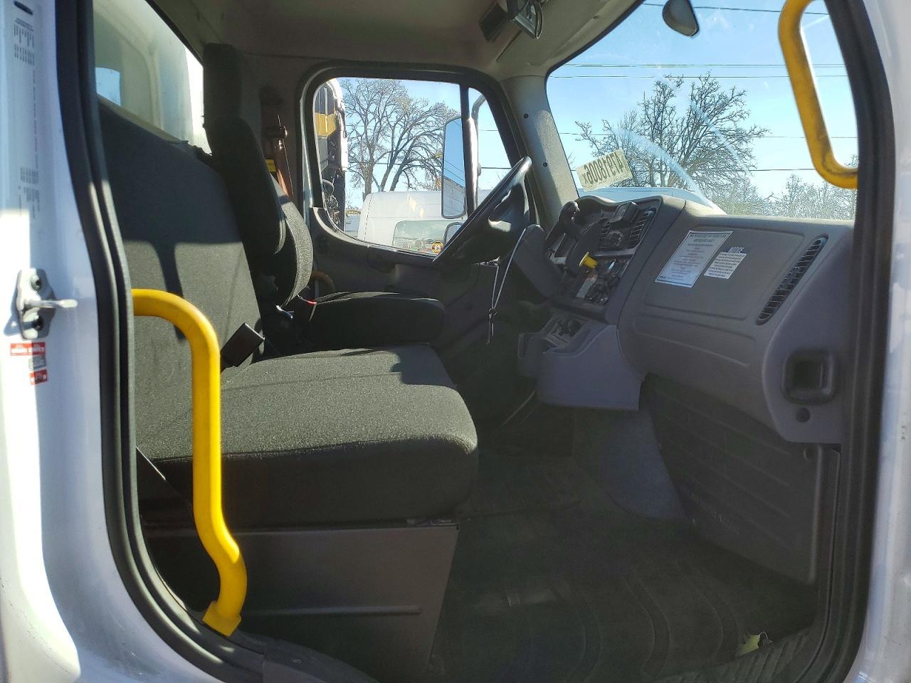 2019 Freightliner Business Class M2 BOX Truck