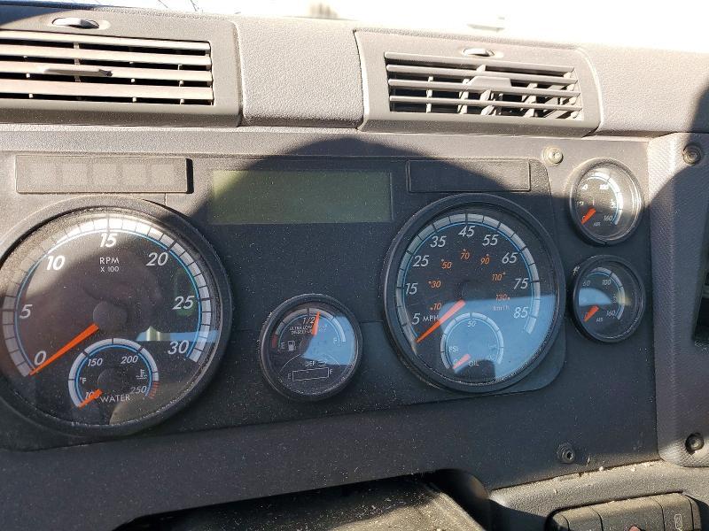 2016 Freigliner 2016 Freightliner Cascadia 113 Semi Truck