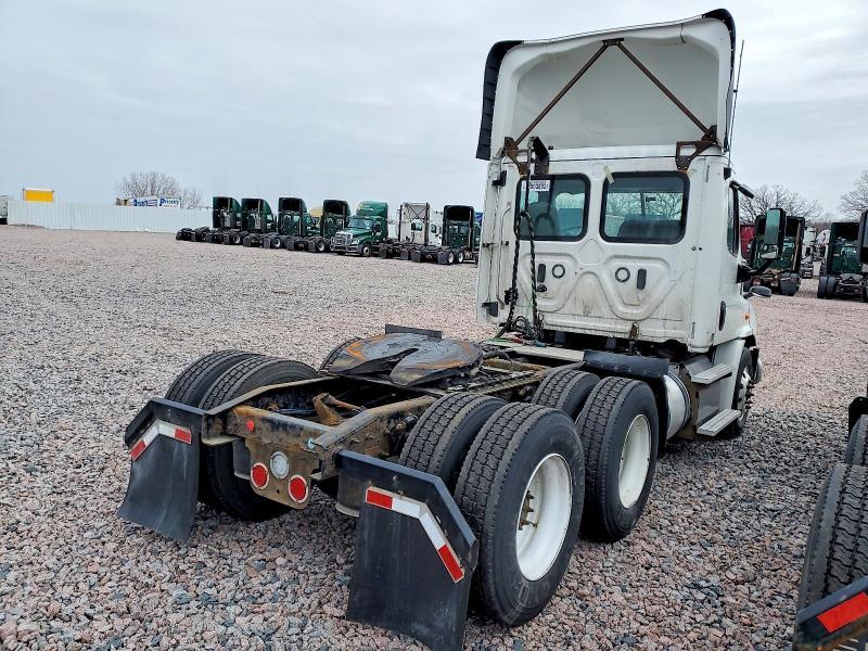 2018 Freightliner Cascadia 113 Semi Truck