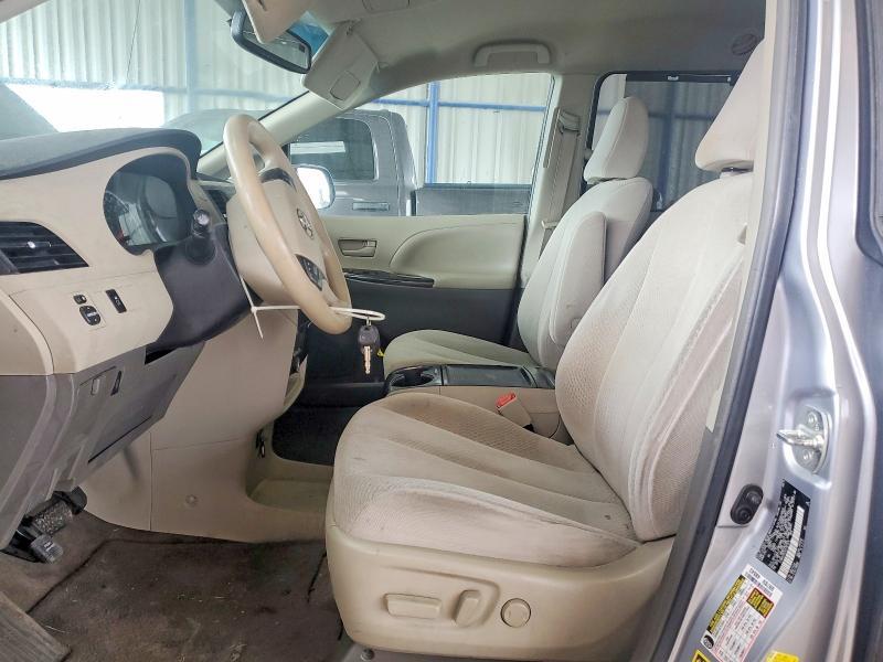 2012 Toyota Sienna le 8-passenger