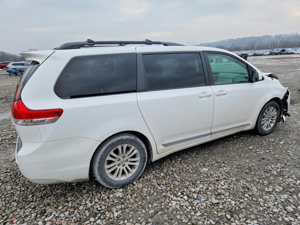 2014 Toyota Sienna xle 8-passenger