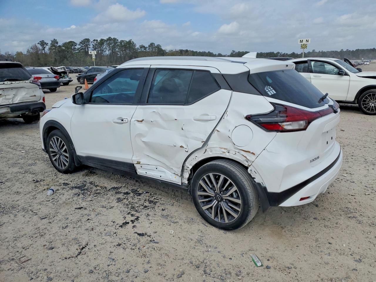 2024 Nissan Kicks sv