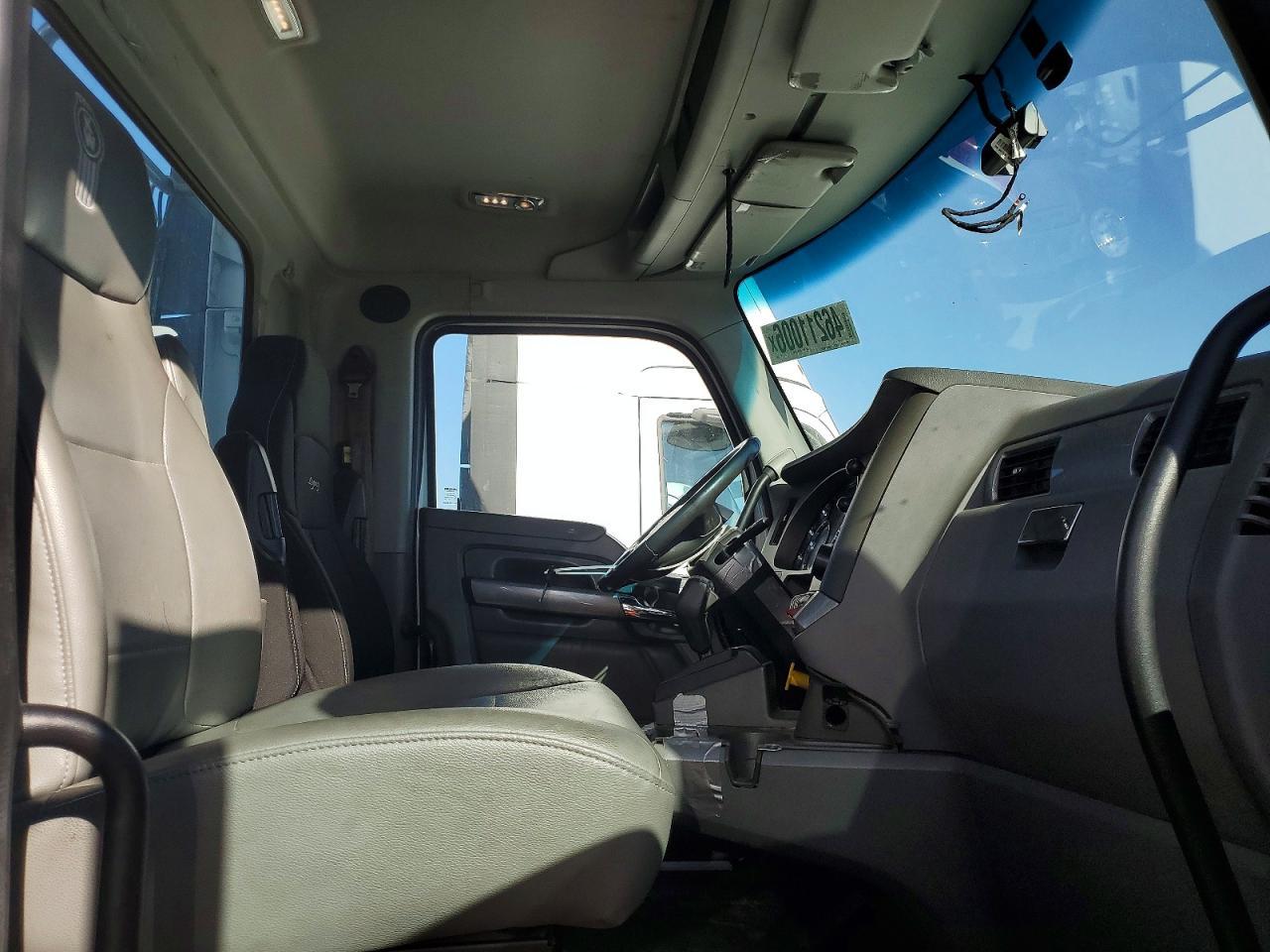 2017 Kenworth Constructi-Semi Truck