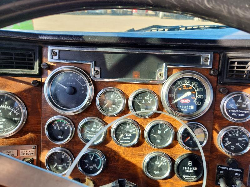 2000 Peterbilt 379 Semi Truck