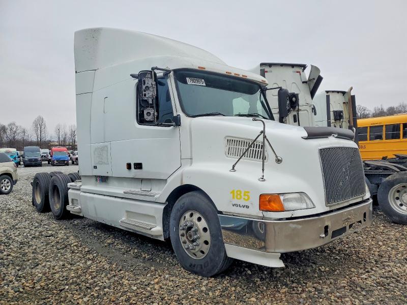 2001 Volvo VNL Semi Truck