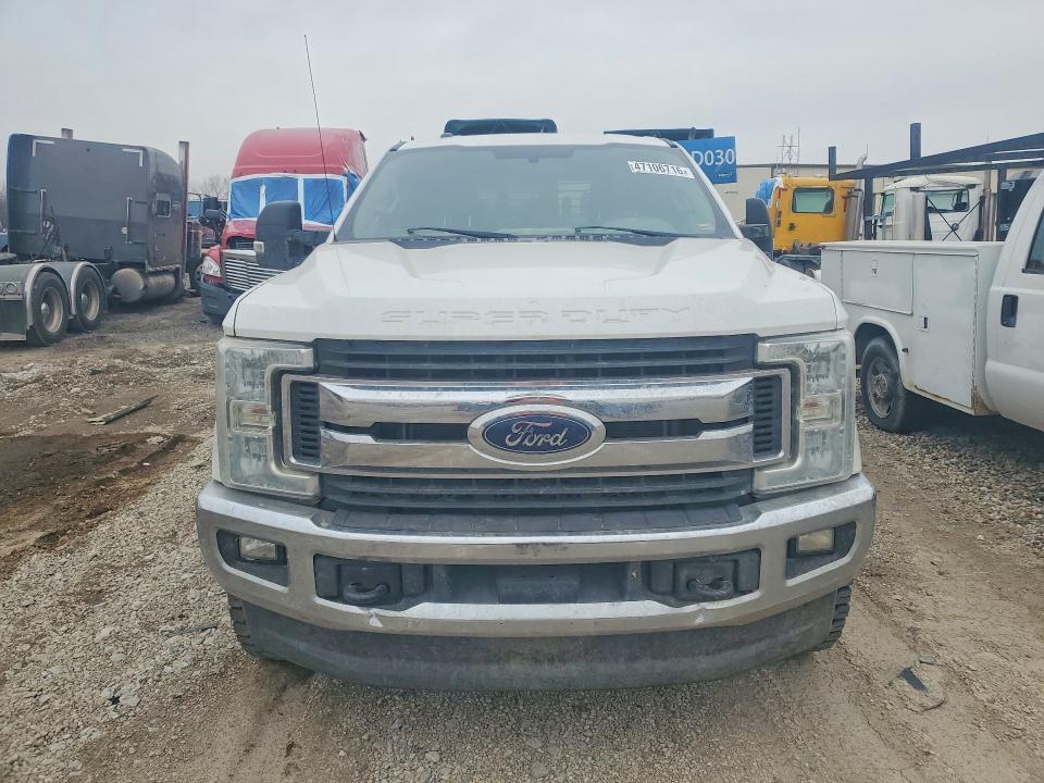 2017 Ford F350 Super Duty Flatbed Truck