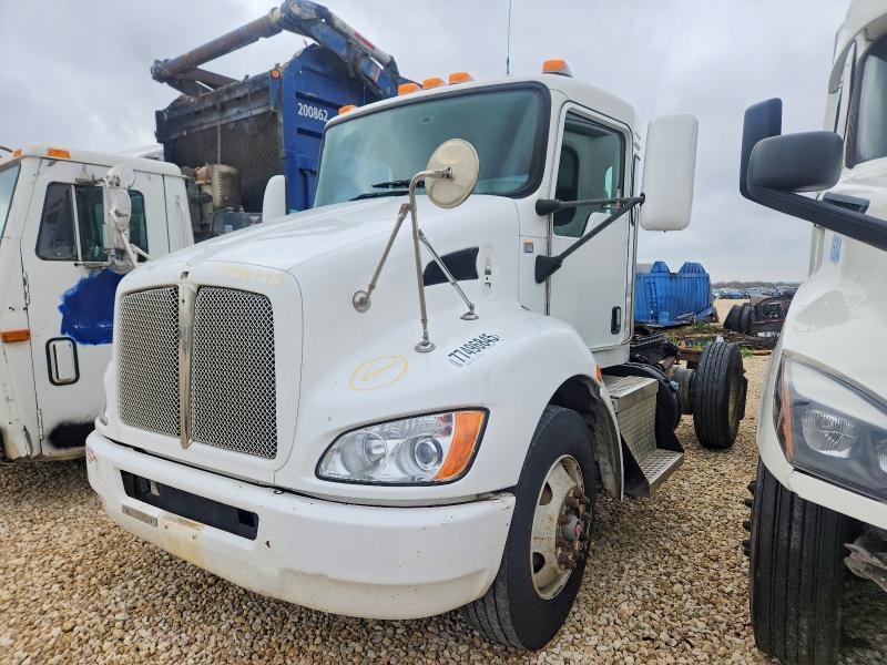 2015 Kenworth T300 Semi Truck