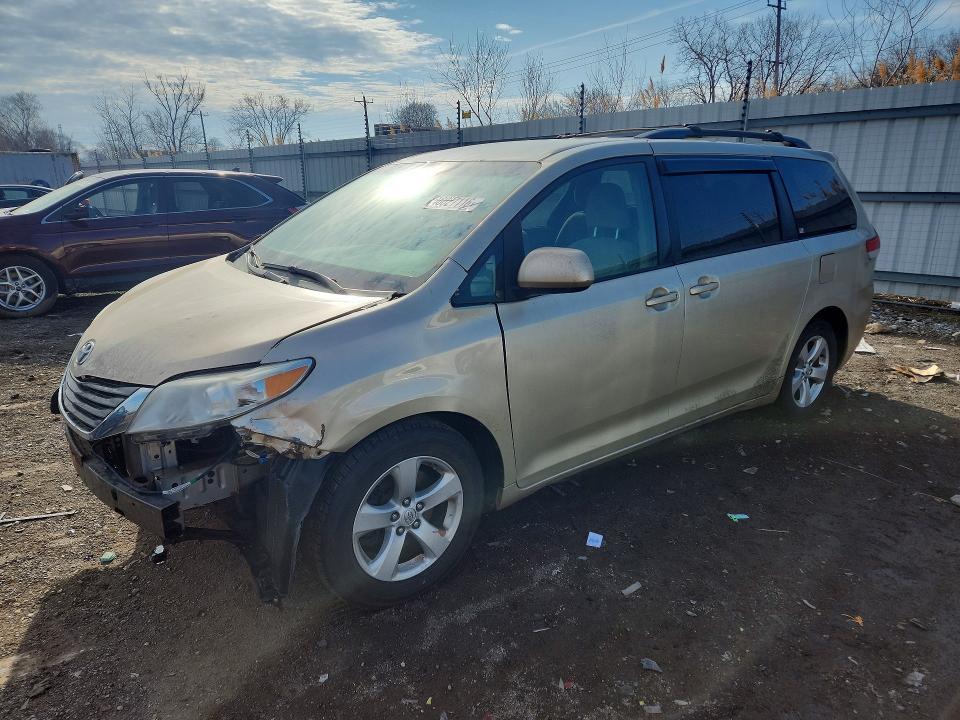 2014 Toyota Sienna le 8-passenger