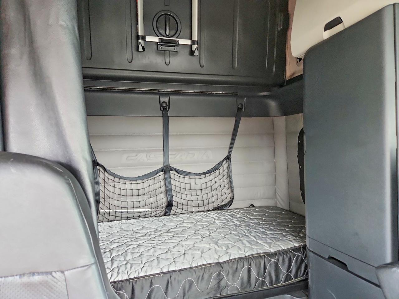 2020 Freigliner 2020 Freightliner Cascadia 126 Semi Truck