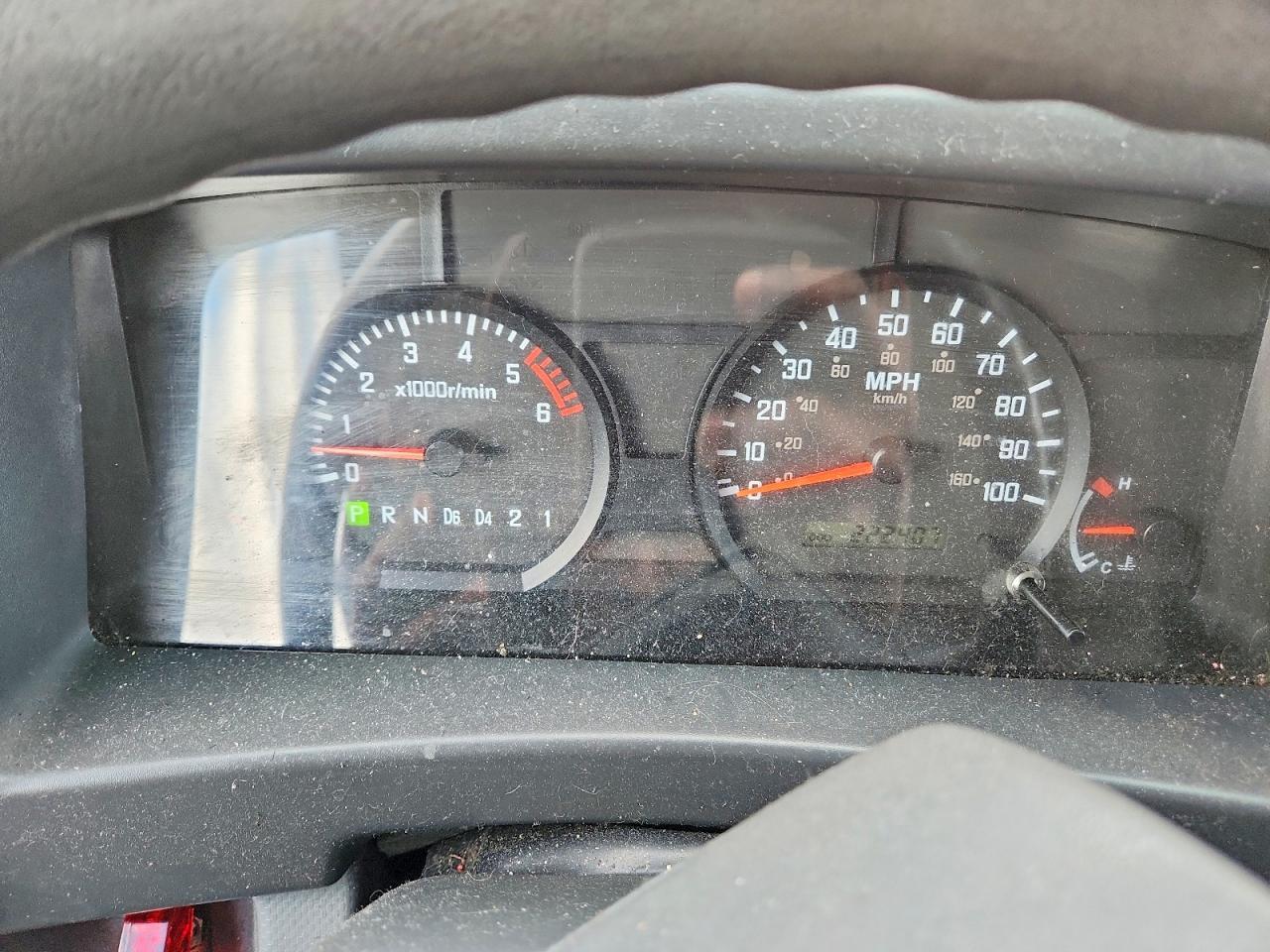 2016 Isuzu NPR HD BOX Truck