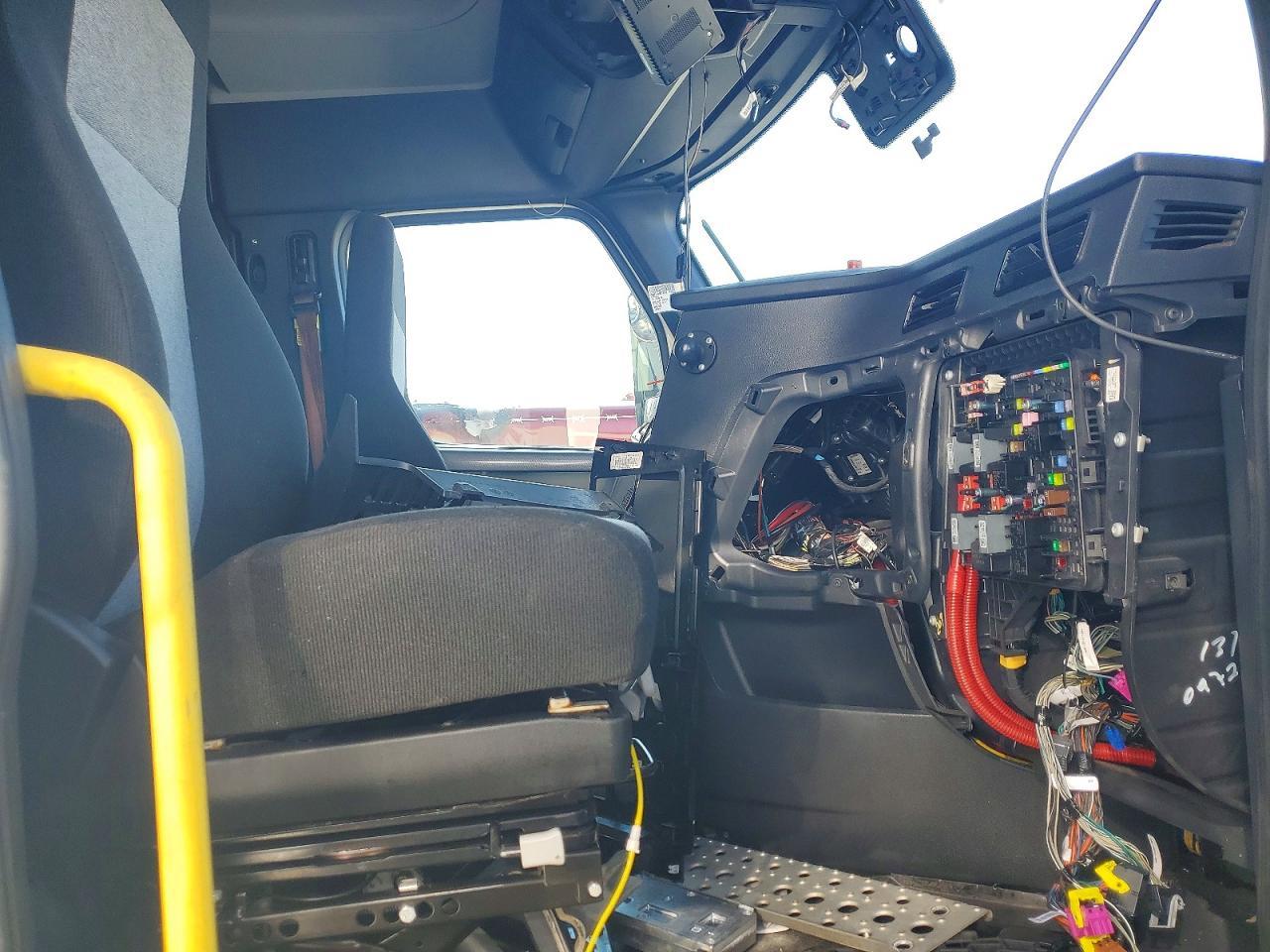 2022 Freightliner Cascadia 1-Semi Truck