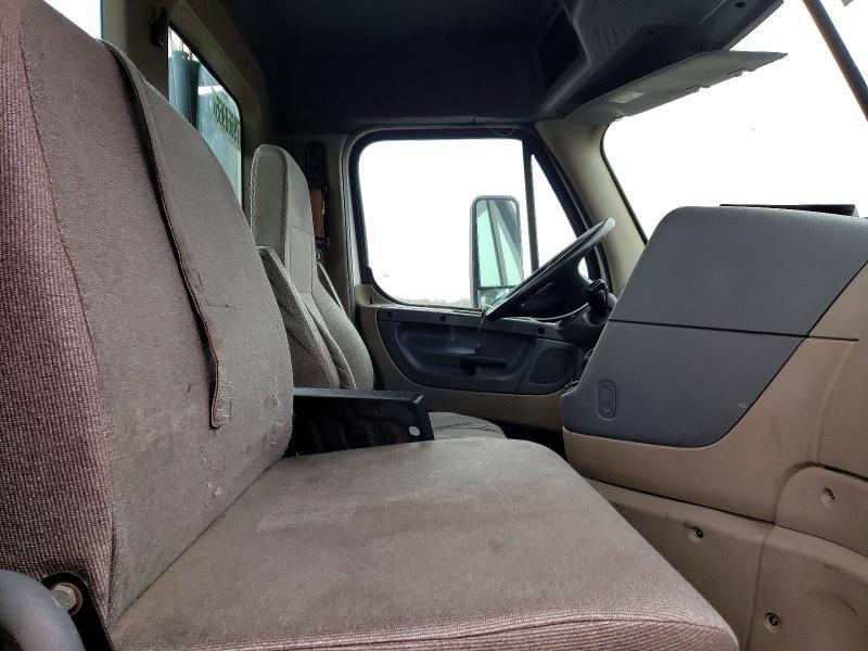 2017 Freightliner Cascadia 1-semi Truck