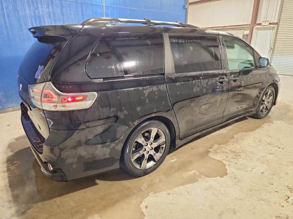 2011 Toyota Sienna se 8-passenger