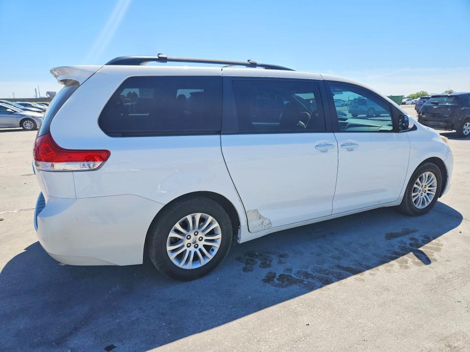 2014 Toyota Sienna xle 8-passenger