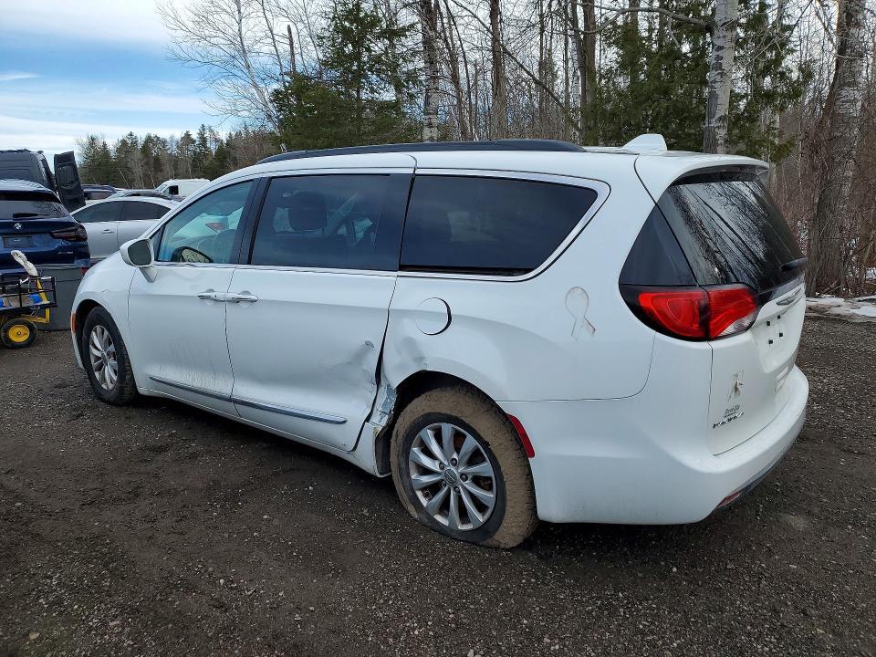 2017 Chrysler Pacifica Touring l f