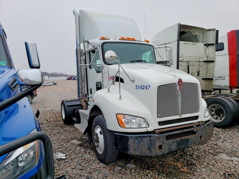 2015 Kenworth T440 Semi Truck