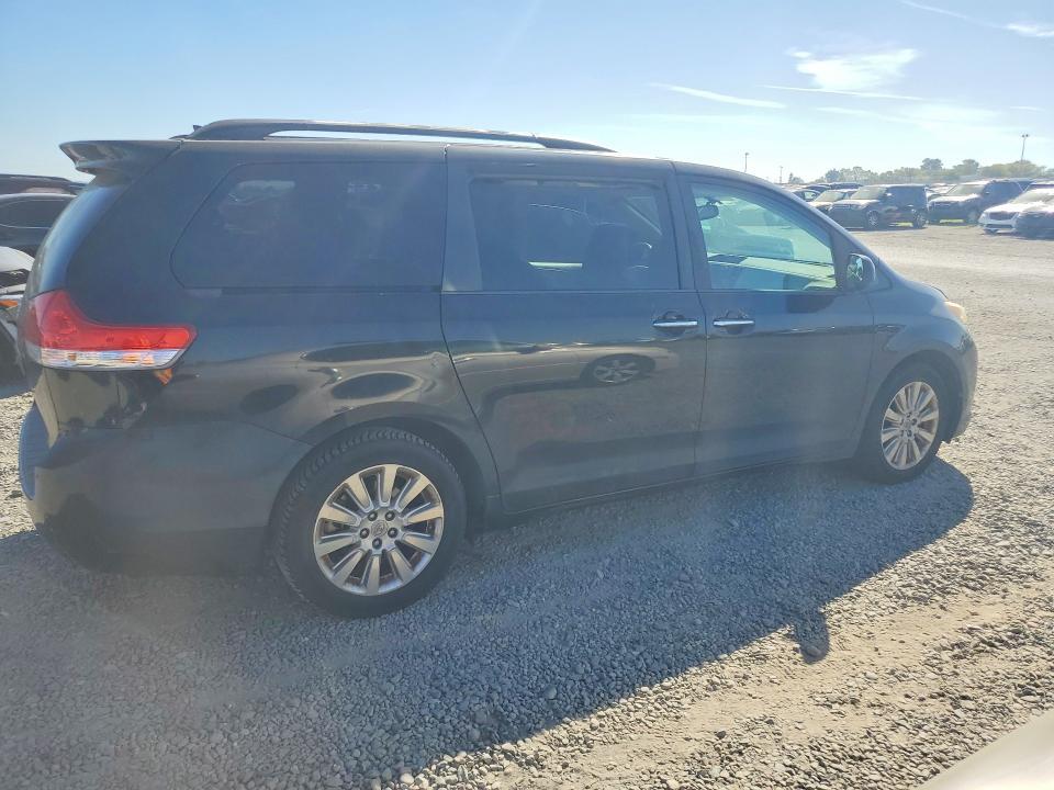 2011 Toyota Sienna xle 7-passenger