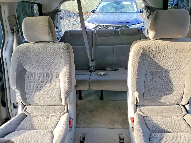 2004 Toyota Sienna le 8 Passenger