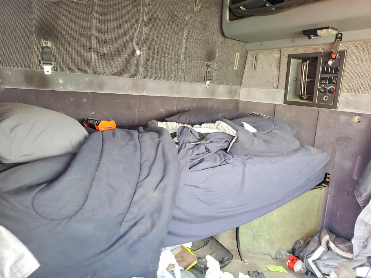 1998 Volv O VN Semi Truck