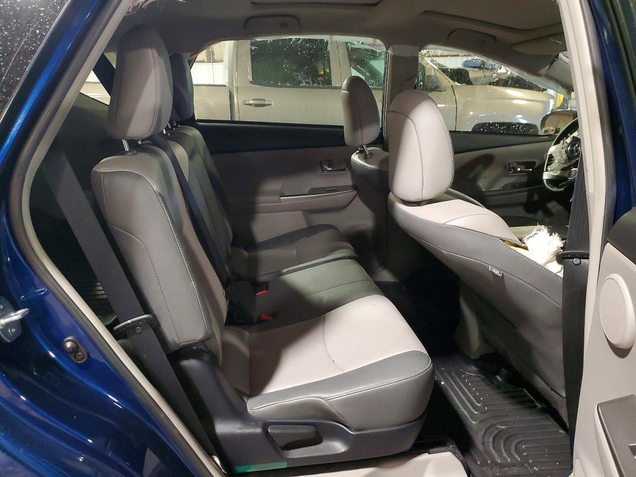 2015 Toyota Prius v Five