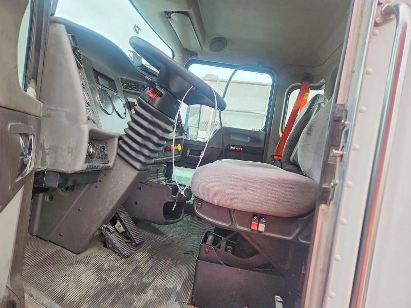 2015 Kenworth T300 Semi Truck