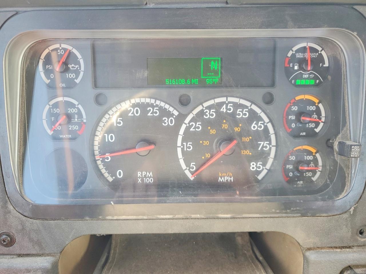 2016 Freightliner Cascadia 1-Semi Truck