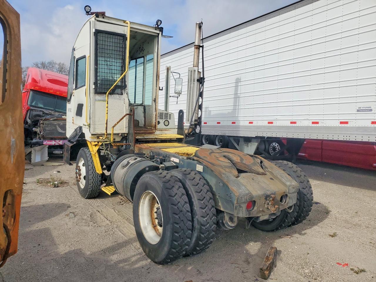 2015 Autc 2015 Autocar XSPOTTER-OFF Yard Truck