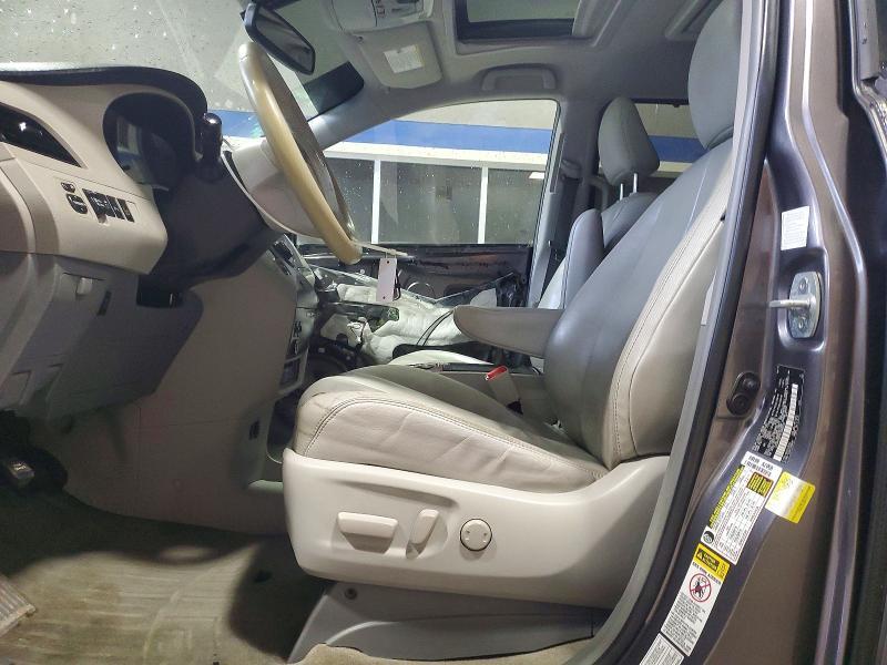 2014 Toyota Sienna xle 7-passenger