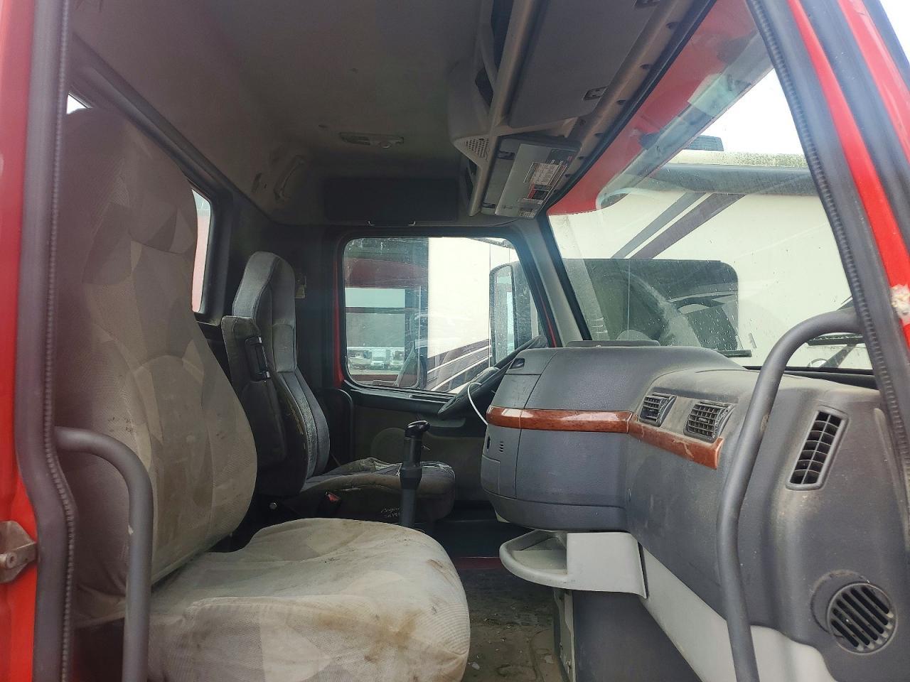 2010 Volvo VNL Semi Truck