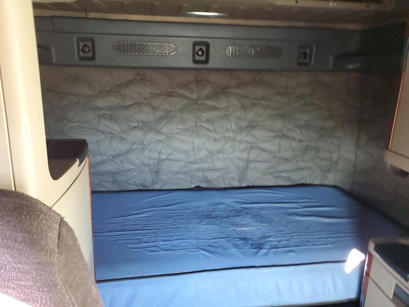 2014 Freightliner Cascadia Semi Truck