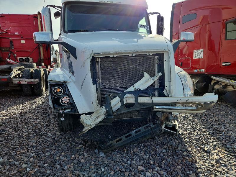 2016 Volv O VNL Semi Truck