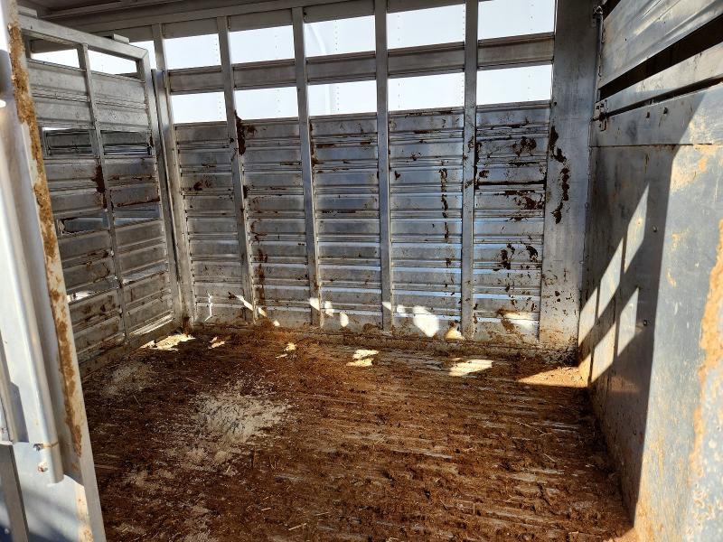 2010 Feat - Featherlite 2010 Featherlite 8127 Livestock Trailer