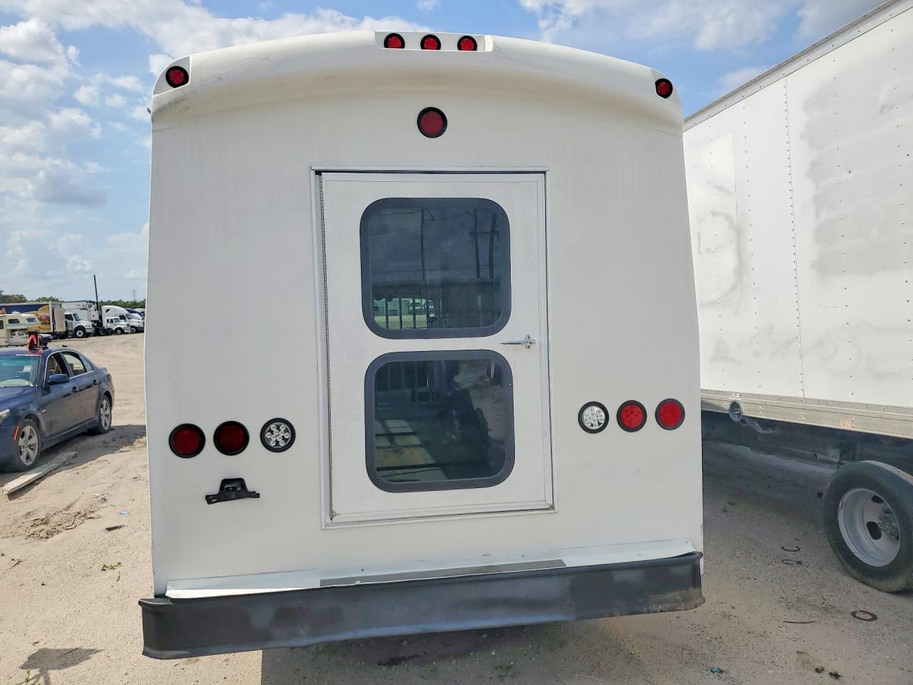 2015 Ford Econoline E450 Super Duty Cutaway van