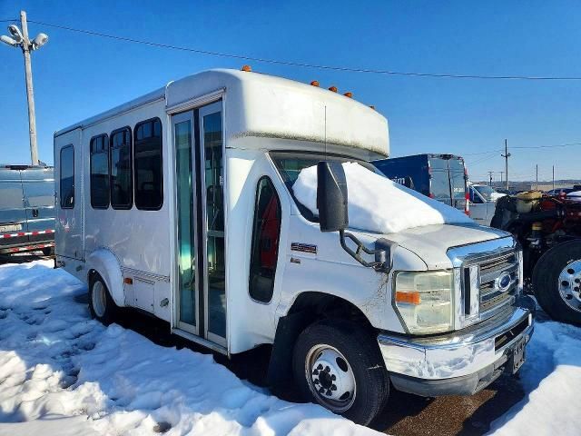 2009 Ford Econoline E350 Super Duty Cutaway Van