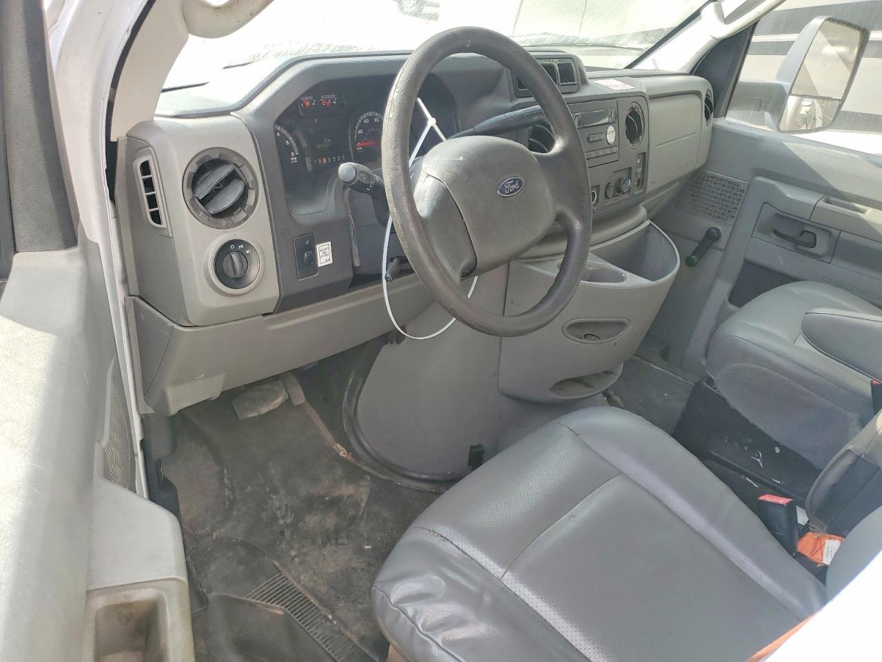 2015 Ford Econoline E350 Super Duty Cutaway Van