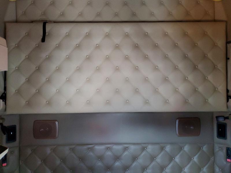 2020 Kenworth T680 Semi Truck