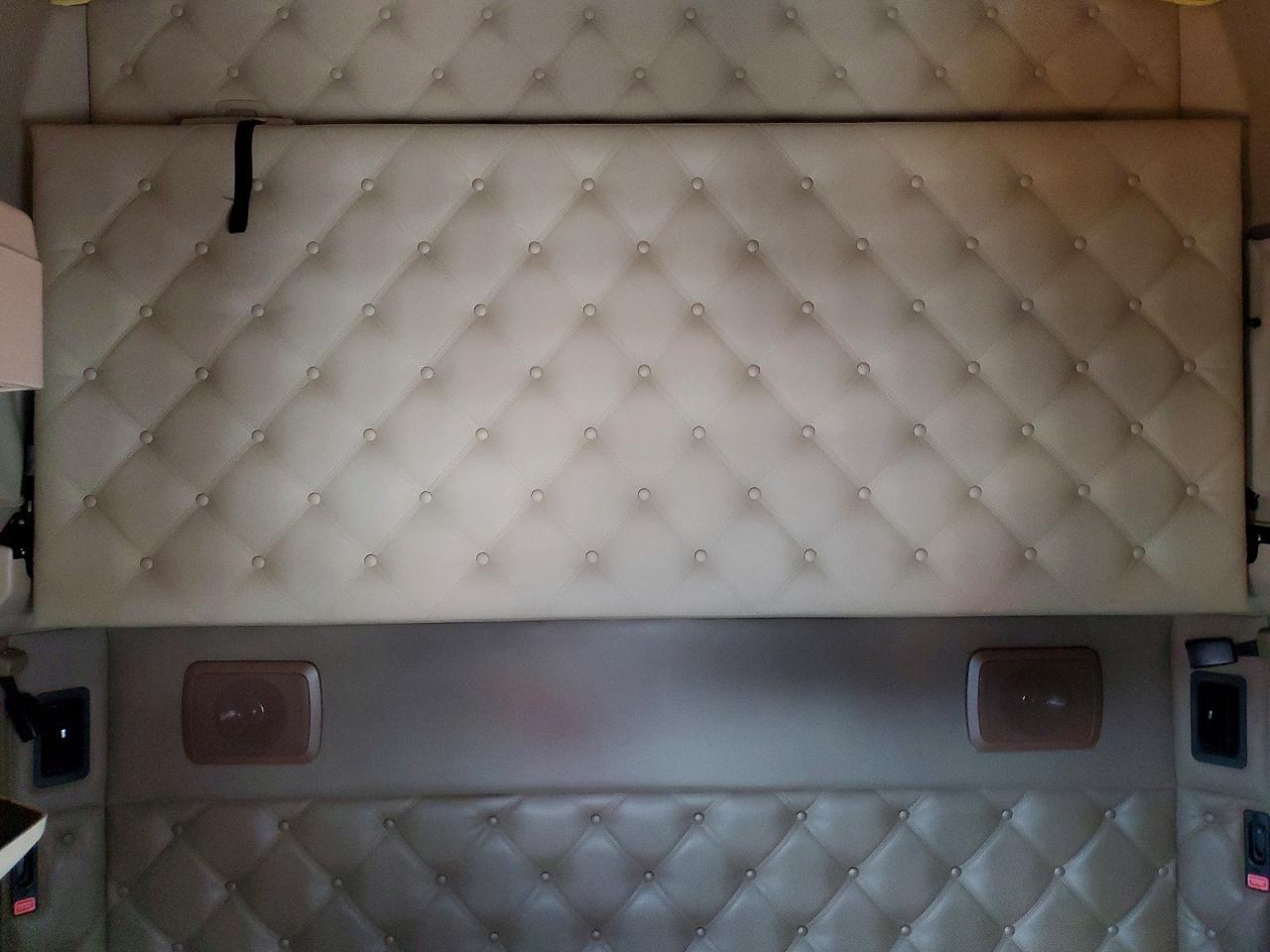 2020 Kenworth T680 Semi Truck