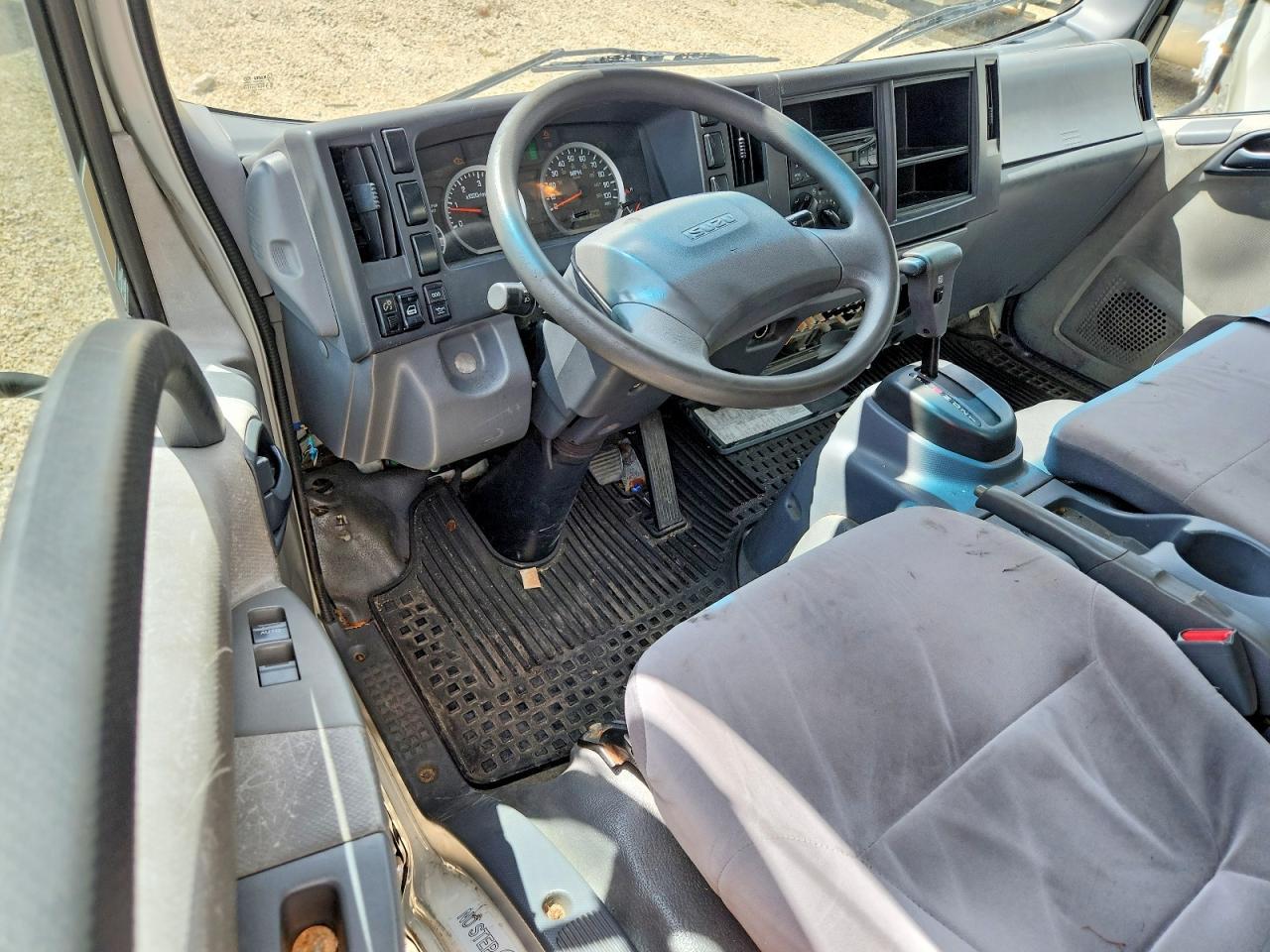 2016 Isuzu NPR BOX Truck