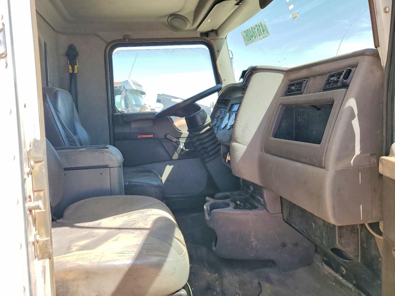 2013 Kenworth T330 BOX Truck