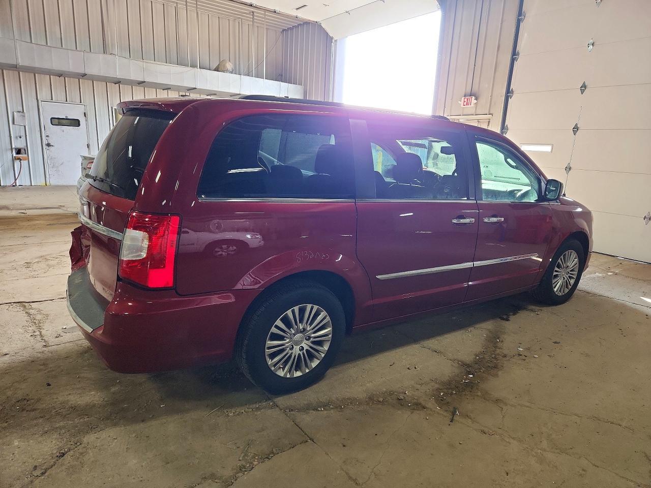 2013 Chrysler Town & Country Touring l