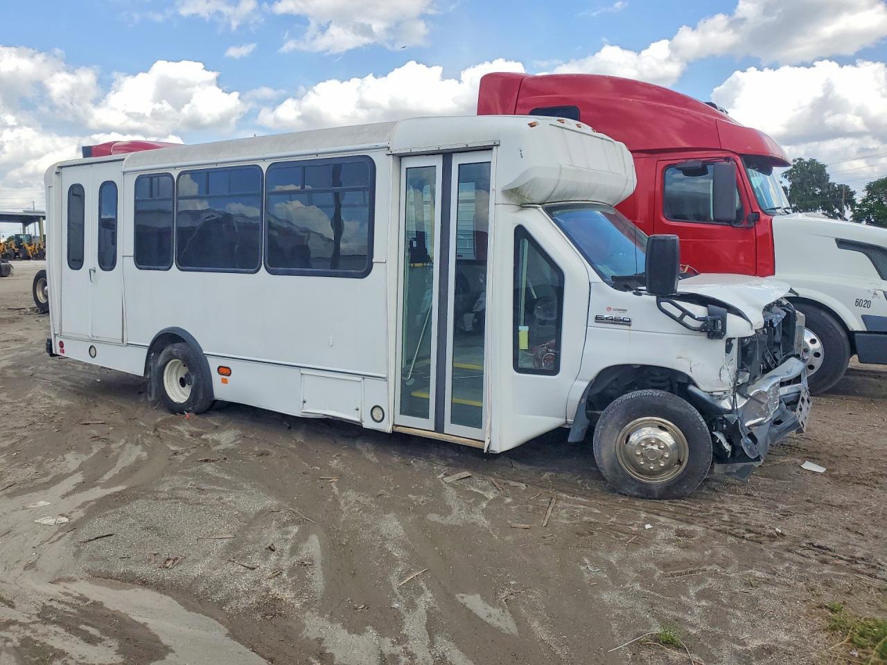 2019 Ford Econoline E450 Super Duty Cutaway Van