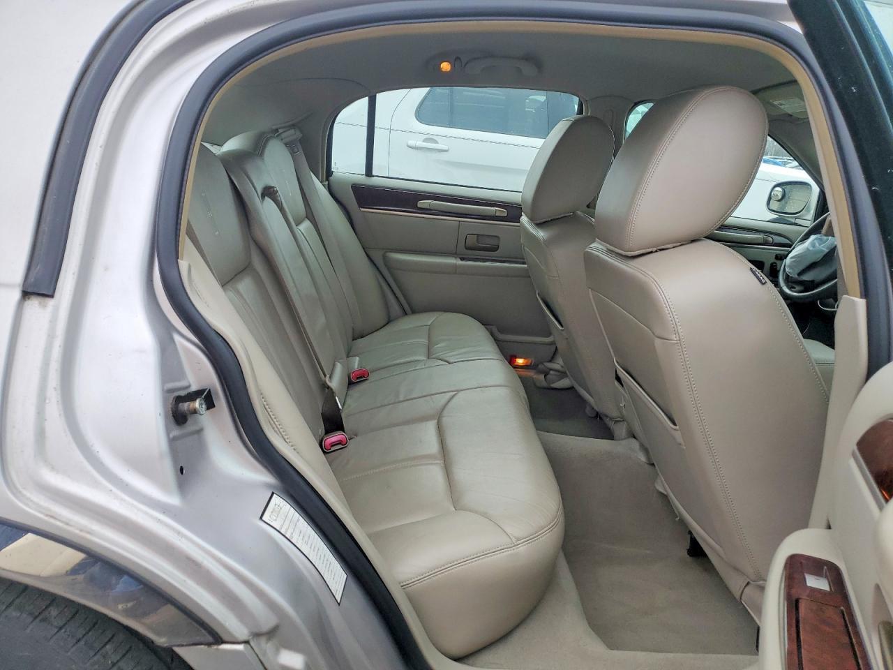 2011 Lincoln Town car Signature Limited
