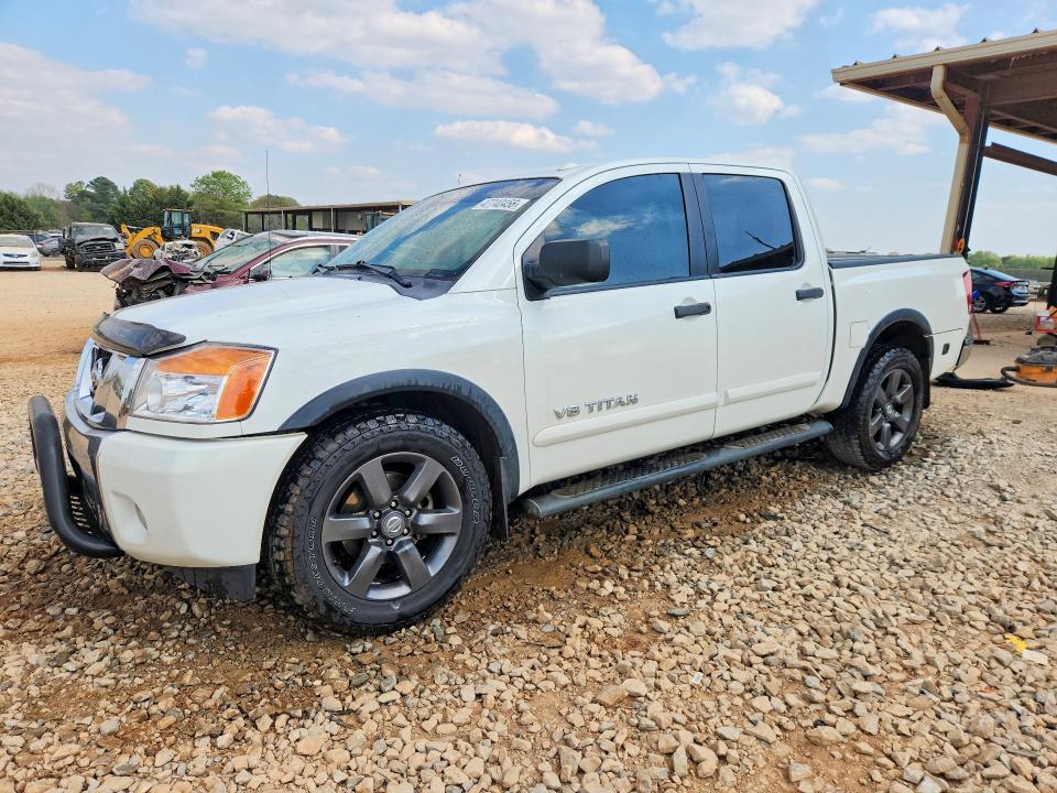 2015 Nissan Titan sv